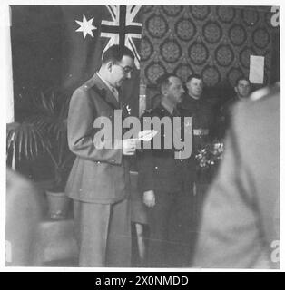 L'ESERCITO POLACCO IN MEDIO ORIENTE, 1942-1943 - il tenente colonnello Orłowski ascolta il discorso di apertura di un ufficiale australiano. Polacchi e australiani erano insieme durante l'assedio di Tobruk.per commemorare il compagno che sorse tra di loro, i polacchi presentarono agli australiani tutti i distintivi dell'esercito, della marina e dell'aeronautica polacca. Queste foto mostrano la cerimonia che ha avuto luogo al Cairo British Army, Australian Army, Polish Army, Polish Armed Forces in the West, Polish Army in the East, Polish Armed Forces in the West, Polish Corps, II, Rats of Tobruk Foto Stock