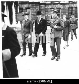 LA BAND ATS DÀ LA SUA PERFORMANCE DI ADDIO - da sinistra a destra:- RT. Sir Basil Brooke, BT. (Primo Ministro dell'Irlanda del Nord). Sir Crawford McCullogh, BT., (la RT. Il sindaco di Belfast) tenente generale Sir H.E. Franklyn, KCB.,DSO.,MC., (governo della RPC : BTNI) in arrivo alla base di saluto. Negativo fotografico, British Army Foto Stock