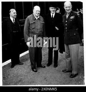 Il signor Winston Churchill, il signor Mackenzie King, il signor Peter Fraser e il generale Eisenhower sono fotografati su una fermata del loro treno speciale mentre ispezionano le truppe d'invasione. Churchill indossa la sua tuta da sirena. L'immagine cattura i leader alleati che osservano i soldati. Foto Stock