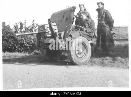 ADDESTRAMENTO DIVISIONALE IN SCOZIA - cannoni anticarro con il loro cannone sul ciglio della strada pronti ad affrontare i carri armati invasori. Negativo fotografico, British Army Foto Stock