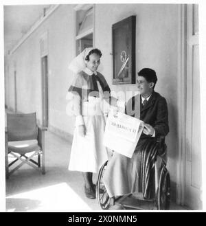 L'ESERCITO BRITANNICO IN NORD AFRICA E MEDIO ORIENTE 1940-1947 - Un soldato, che ha perso entrambe le gambe a Bug Bug, facendo buoni progressi e ora si sta muovendo per l'ospedale su una sedia. Negativo fotografico, British Army Foto Stock