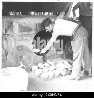 Il soldato L. Rushworth del i Battaglione, Duca di Wellingtons, prepara il pane in un forno da campo costruito da cuochi di battaglione, che fornisce pane quotidiano ai soldati della testa di ponte di Anzio sul fronte italiano. Foto Stock