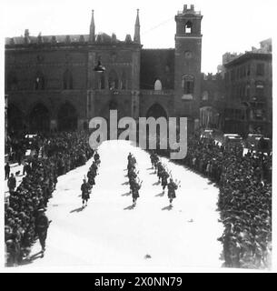 OTTAVA AVANZATA DELL'ESERCITO - la banda a pipa dei 1° Argyll e Sutherland Highlanders che suonano nella piazza principale di Ferrara. Negativo fotografico, British Army Foto Stock