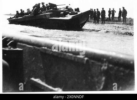 OTTAVA ARMATA: ATTACCO ATTRAVERSO LE PALUDI - "Fantails" carichi di Commandos, attraversano il fiume Reno. Negativo fotografico, British Army Foto Stock