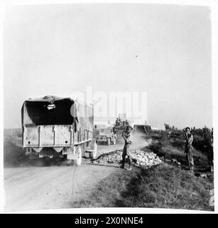 Il trasporto militare si sposta lungo una strada nella zona di Salerno dove i reali ingegneri hanno riempito un buco di conchiglia. La fotografia mostra le operazioni logistiche in un'area anteriore. Le immagini sono dell'esercito britannico. Foto Stock