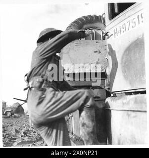 ITALIA: OTTAVA RIPRESA ARMYREME SUL CAMPO - CFN. R. Phillips di Deane, Bolton, Lancs., assume la posizione di osservatore di aerei sul trasportatore di recupero Diamond 'T'. Negativo fotografico, British Army Foto Stock