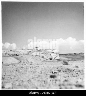 FOTO INCIDENTALI SCATTATE CON L'OTTAVO ESERCITO DURANTE IL LORO ATTACCO E CAPTUREOF LA LINEA MARETH - Vista generale dei forti della linea Mareth mentre era tenuta dalla nostra fanteria. Negativo fotografico, British Army Foto Stock