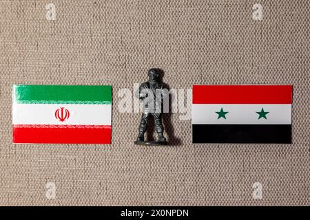 Una statuetta da soldato sullo sfondo delle bandiere dell'Iran e della Siria Foto Stock
