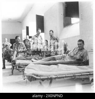 FOTO DI TOBRUK : VITA IN Un OSPEDALE DI TOBRUK - ora di pranzo in uno dei reparti malati Photographic negative , British Army Foto Stock