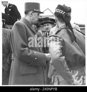 IL GENERALE DE GAULLE SBARCA IN FRANCIA - il generale de Gaulle parla con un membro dello staff del generale Montgomery (maggiore Sandford) dopo essere sbarcato in Francia oggi. Negativo fotografico, British Army, 21st Army Group Foto Stock