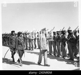 C.I.G.S. VISITA IL MONARCA ARABO - il capo di stato maggiore imperiale ispeziona un'altra guardia d'onore formata dagli uomini dell'esercito saudita Foto Stock