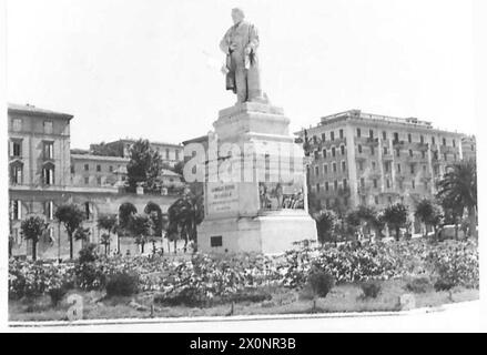 L'ESERCITO POLACCO NELLA CAMPAGNA ITALIANA, 1943-1945 - la Battaglia di Ancona. La bandiera nazionale polacca issata dal monumento al conte Camillo Benso di Cavour nel centro della città dopo la sua cattura da parte del 2° corpo polacco, 19 luglio 1944 Esercito polacco, forze armate polacche in Occidente, corpo polacco, II Foto Stock