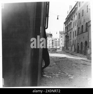 L'Ottava Armata osserva il Ponte San Trinith demolito a Firenze mentre i cecchini tedeschi si impegnano, documentando il combattimento urbano e le condizioni dei campi di battaglia. Negativo fotografico dell'esercito britannico. Foto Stock