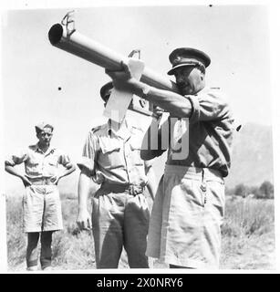 OTTAVO ESERCITO : IL GENERALE LEESE VISITA L'ESPOSIZIONE DI EQUIPAGGIAMENTO NEMICO - il generale Leese prova ad avvistare con il fucile anticarro a razzo da 8,8 cm. Negativo fotografico, British Army Foto Stock