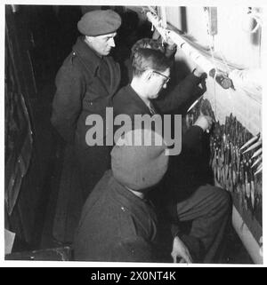 GLI ex TESSITORI BRITANNICI DEL LANCASHIRE VISITANO I TELAI ARAZZI GOBELIN DI PARIGI - immagini che mostrano i militari e A.T.S. tutti ex operai tessili, studiando il lavoro di arazzo sui telai ad alta curvatura. Negativo fotografico, British Army, 21st Army Group Foto Stock