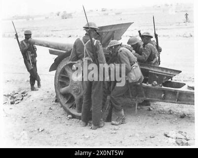 IMMAGINI DAL DESERTO occidentale - fanti sudafricani interessati a una pistola nemica catturata. Negativo fotografico, British Army Foto Stock