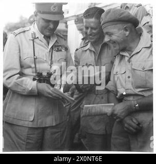 RIUNIONE DELLA NEW ZEALAND DIVISION TROTTING - LIEUT. Il generale Sir B.C. Freyberg, V.C., aiuta due cannonieri del 5 New Zealand Field Regiment, R.A., a scegliere il vincitore successivo. Negativo fotografico, British Army Foto Stock