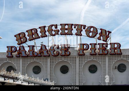 Grande cartello sul molo del Palazzo di Brighton. Foto Stock