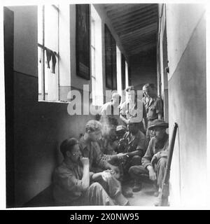 ITALIA: OTTAVO ESERCITO: INCONTRO MONASTREY CATTURATO - in uno dei passaggi del Monastero, uomini del D.C. è che hanno catturato la posizione, riposano e mangiano. Negativo fotografico, British Army Foto Stock