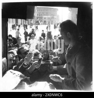 L'OTTAVA AVANZATA DELL'ESERCITO - visite della folla ferrarese intorno al furgone P.W.B. per acquistare copie di "11 mondo libero". Negativo fotografico, British Army Foto Stock