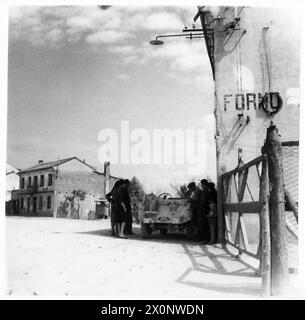 OTTAVA ARMATA: ATTRAVERSAMENTO DEL po - truppe britanniche nel villaggio di forno, sul lato N. del fiume po. Negativo fotografico, British Army Foto Stock