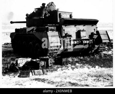 CARRO COMET SULLA GAMMA - il 29th Armoured Bde dell'11th Armoured Division è stato equipaggiato con un nuovo carro, il "Comet". Questo serbatoio monta una nuova pistola 17-pdr che ha una potenza di penetrazione molto maggiore rispetto alla precedente pistola 17-pdr. Queste immagini mostrano che la "Comet" spara il suo nuovo cannone sul campo durante un tiro di prova di 29 Armd Bde. Negativo fotografico, British Army, 21st Army Group Foto Stock