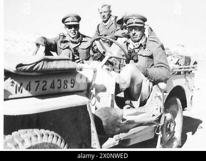 FOTO INCIDENTALI SCATTATE CON L'OTTAVO ESERCITO DURANTE IL LORO ATTACCO E CAPTUREOF LA LINEA MARETH - maggior generale 'Crasher' Nicholls, comandante della 50th (Northumbrian Division) nella sua jeep. Negativo fotografico, British Army Foto Stock