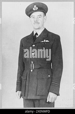 Negativo fotografico che mostra il tenente di volo William Hugh Laird Dudley, un ufficiale della Royal Air Force. Negativo fotografico, Royal Air Force Foto Stock