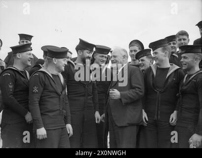 L'ALTO COMMISSARIO NEOZELANDESE VISITA CORVETTE. 24 FEBBRAIO 1944, GREENOCK. L'ALTO COMMISSARIO NEOZELANDESE JORDAN HA FATTO VISITA ALLA NUOVA CLASSE DI FIORI DELLA NUOVA ZELANDA CORVETTE, HMNZS ARABIS. - Il signor Jordan fa uno scherzo con alcuni membri dell'equipaggio Foto Stock