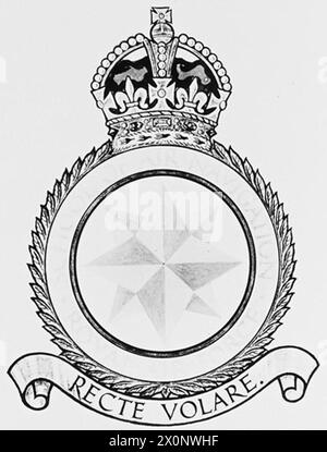 La fotografia mostra il distintivo della Scuola di navigazione aerea R.A.F. con il motto "Recte volare" che significa "volare dritto". L'immagine è stata pubblicata nel 1945. Foto Stock