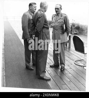 SIGNOR WINSTON CHURCHILL IN QUEBEC - il feldmaresciallo Sir Alan Brooke [a destra] ha parlato prima della riunione della conferenza con due alti ufficiali canadesi, il maggiore generale M.A. Pope e il generale Lieut J.C.Murchie. Negativo fotografico, British Army Foto Stock