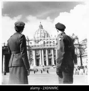 SERVIZIO SUL CAMPO AMERICANO CON L'OTTAVO ESERCITO - Suor Salter e Hoyt Harman ammirano la famosa cupola di San Pietro Negativo fotografico, British Army Foto Stock