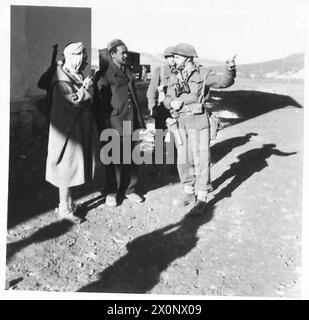 THE BRITISH ARMY IN THE TUNISIA CAMPAIGN, NOVEMBRE 1942-MAGGIO 1943 - Capitano J. A. Pritchard, aiutante del 2nd Battalion, Lancashire Fusiliers (11th Infantry Brigade, 78th Division) conversando con Mohamed Ali, il comandante di stazione a Sidi Nsir, che gli ha dato informazioni preziose sul terreno che ha pattugliato, 2 gennaio 1943 British Army, British Army, 1st Army, British Army, 78th Infantry Division, British Army, Lancashire Fusiliers, British Army, Lancashire Fusiliers, BN, 2 Foto Stock