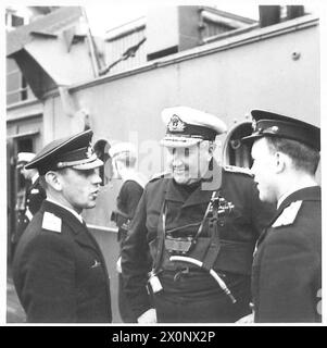 ITALIA: SBARCO ALLEATO AD ANZIO - Contrammiraglio Frolov della Marina russa con il contrammiraglio T.H. Troubridge a bordo della sua nave comando HMS Bololo al largo di Anzio, durante le recenti operazioni di sbarco. L'ammiraglio Frolov è l'esperto russo delle operazioni combinate ed è venuto come osservatore durante gli assalti ad Anzio. L'ammiraglio Troubridge proviene da una famosa famiglia navale e uno dei suoi antenati era il capitano navale sotto Nelson che sbarcò e sollevò Roma durante il primo anno del XIX secolo. L'allora papa autorizzò l'antenato di Troubridge a portare le chiavi papali sulla sua cresta per significare l'occasione. TH Foto Stock