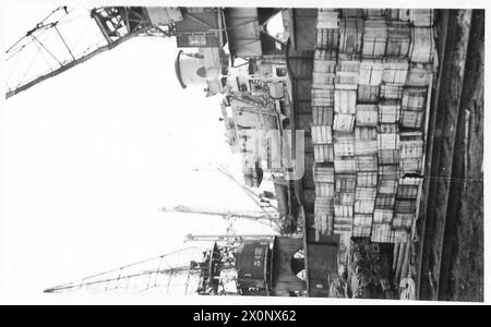 PORTO DI ANVERSA IN PIENO SVOLGIMENTO - negozi in abbondanza - e la nave da cui provengono, i carri a cui vanno. Negativo fotografico, British Army, 21st Army Group Foto Stock