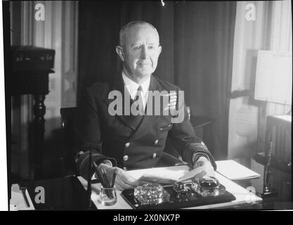 LA ROYAL NAVY DURANTE LA SECONDA GUERRA MONDIALE - l'ammiraglio della flotta Sir Andrew Cunningham Bart, GCB, DSO, First Sea Lord e Chief of Naval staff sedette nel suo ufficio presso l'Ammiragliato Cunningham, Andrew Browne Foto Stock