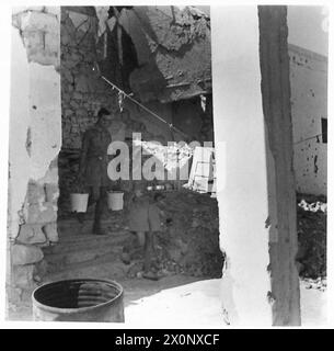 FOTO DI TOBRUK : VITA IN Un OSPEDALE A TOBRUK - gli ordinamenti dell'ospedale trasportano cibo in uno dei reparti. Negativo fotografico, British Army Foto Stock