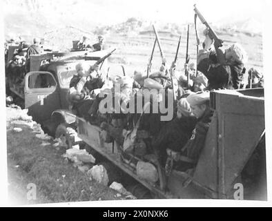 ITALIA: QUINTO ESERCITO ARMYFRENCH IN ITALIA - Un gruppo di Goumiers si ferma in convoglio verso la prima linea, dove combatteranno sul fianco destro degli americani. Il convoglio se ne va. Negativo fotografico, British Army Foto Stock