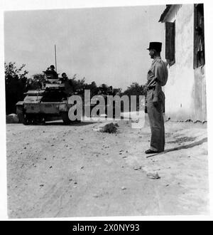 FOTOGRAFIE SCATTATE A CIPRO - un'altra foto che mostra un carro armato di luce che passa attraverso un villaggio sull'isola. Negativo fotografico, British Army Foto Stock