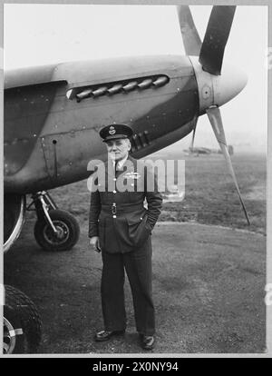 Negativo fotografico che mostra il tenente di volo F.M. Ballard, ex bugler della guerra boera, che serve come aiutante della RAF in una stazione di caccia nel sud dell'Inghilterra. Foto Stock