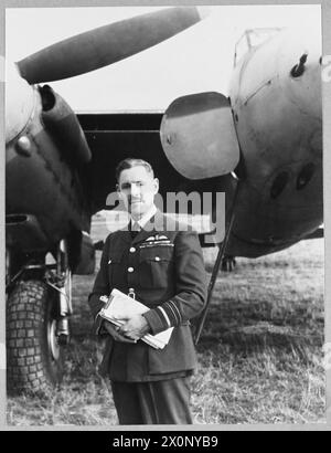 AIR MARSHAL SIR RODERIC HILL VOLA IN FRANCIA - Air Marshal Sir Roderic Hill, KCB.,MC.,AFC., Air Marshal comandante della difesa aerea della Gran Bretagna, i cui squadroni hanno coperto le truppe aeree di Arnhem, ha fatto una visita in Francia questa settimana per conferire con il Air Chief Marshal Sir Trafford Leigh-Mallory, comandante in capo dell'Allied Expeditionary Air Force. Il maresciallo dell'aria Sir Roberic Hill viene visto dopo essere atterrato dal suo aereo in un aeroporto in Francia. VEDERE IL BOLLETTINO N. 15876. Immagine pubblicata nel 1944. Negativo fotografico, Royal Air Force Foto Stock