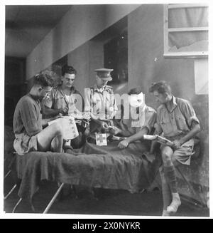 FOTO DI TOBRUK : VITA IN Un OSPEDALE DI TOBRUK - regali, inviati dalla Croce Rossa Society, distribuiti ai pazienti dell'ospedale. Negativo fotografico, British Army Foto Stock