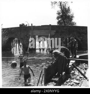 SCENE DELLA NORMANDIA - il ponte in costruzione. Tre dei 183 Field Company dei Royal Engineers impegnati nell'edificio sono visti al lavoro nel ruscello. Negativo fotografico, British Army, 21st Army Group Foto Stock