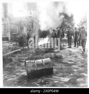 Le bombe antiuomo lanciate dai bombardieri colpirono una colonna di camion di rifornimento della Quinta Armata alla testa di ponte di Anzio, incendiando il petrolio utilizzato in un generatore di fumo. Foto Stock