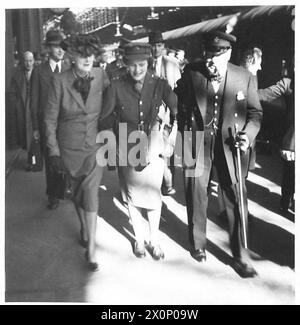 SIGNOR CHURCHILL TORNA DAL CANADA - il signor e la signora Churchill camminano verso la loro auto braccio in braccio con la figlia subalterna Mary Churchill al loro arrivo a Euston. Negativo fotografico, British Army Foto Stock