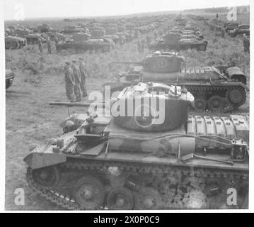 Il re esamina una divisione corazzata con Valentine Mk. III i carri armati in parata. Foto negative documenta l'ispezione dei veicoli corazzati dell'esercito britannico. Foto Stock
