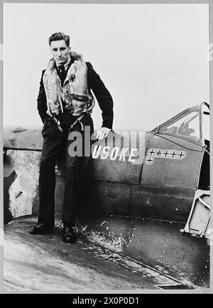 Fotografia negativa che mostra il tenente di volo belga I.G. Du Monceau de Bergendal, DFC, che pilotava lo Spitfire 'USOKE', aereo presentato dal Congo belga, che prestava servizio con la Royal Air Force. Foto Stock