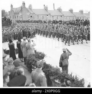 Gli ufficiali dell'esercito polacco, tra cui il generale Marian Kukiel, il generale Zygmunt Bohusz-Szyszko e il generale Gustaw Paszkiewicz, sono esaminati da re Giorgio vi e dalla regina Elisabetta durante un marzo passato della decima Brigata corazzata polacca ad Angus, Scozia, 1940-1947, accompagnati dal generale Władysław Sikorski e dal generale Robert Carrington. Foto Stock