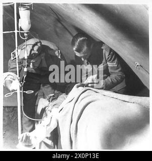 TRASFUSIONE DI SANGUE NELLE AREE IN AVANTI - il gocciolamento di plasma è iniziato nella tenda di rianimazione presso l'A.D.S. Photographic negative , British Army Foto Stock