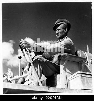 IMMAGINI DELLA COSTRUZIONE WESTERN DESERTRAILWAY - il conducente del trattore che trascina le rotaie nel punto in cui si desidera posizionarle sulle traverse. Negativo fotografico, British Army Foto Stock